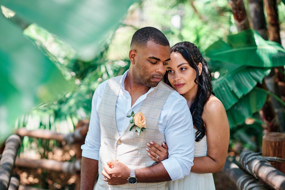 Portrait of wedding couple in Alameda Gardens