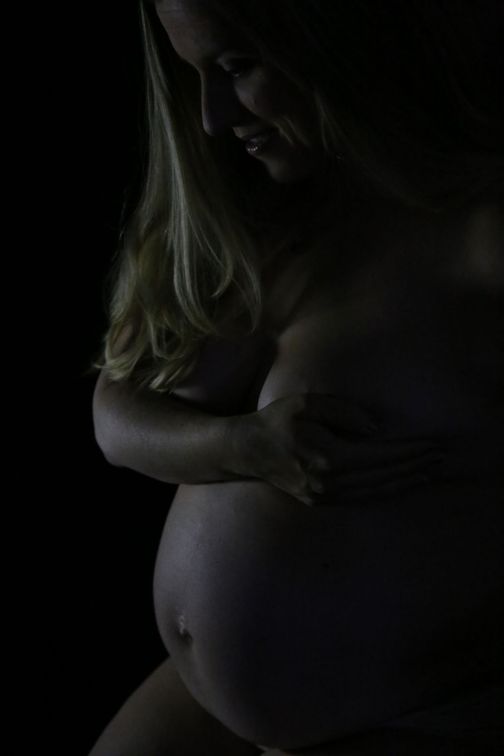 maternity photo of nude woman