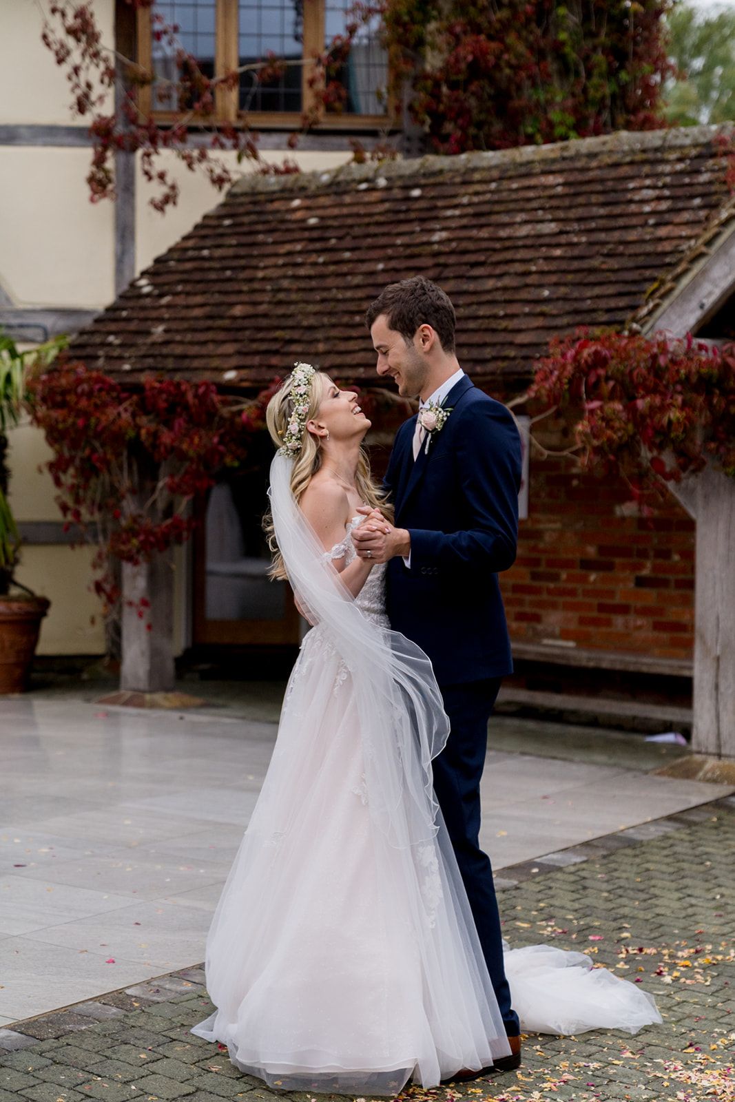 Court yard couple photos at Rivervale Barn