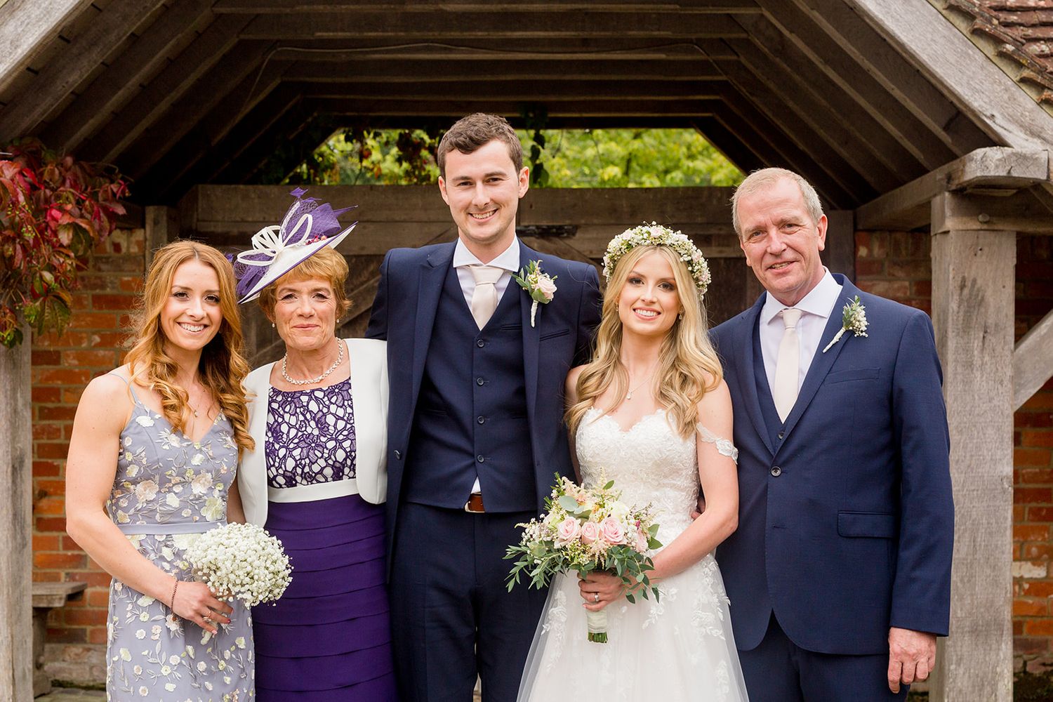 relaxed group wedding photos