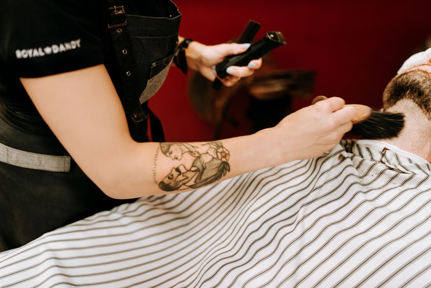Kāzu fotogrāfs Rīgā Royal Dandy barbershop