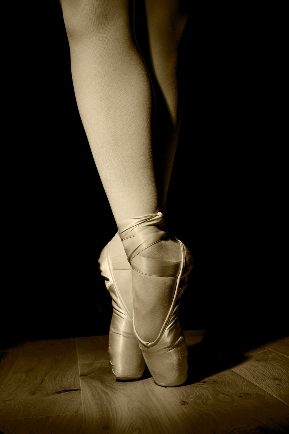 monochrome image of ballerina's feet en pointe