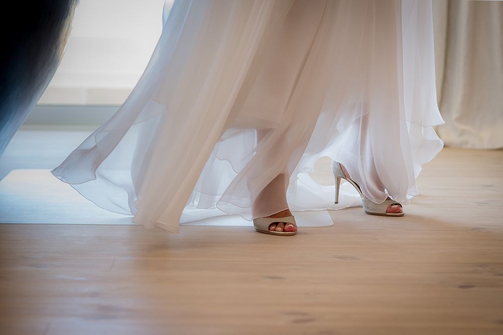 νυφικα παπουτσια jimmy choo στα ποδια νυφης