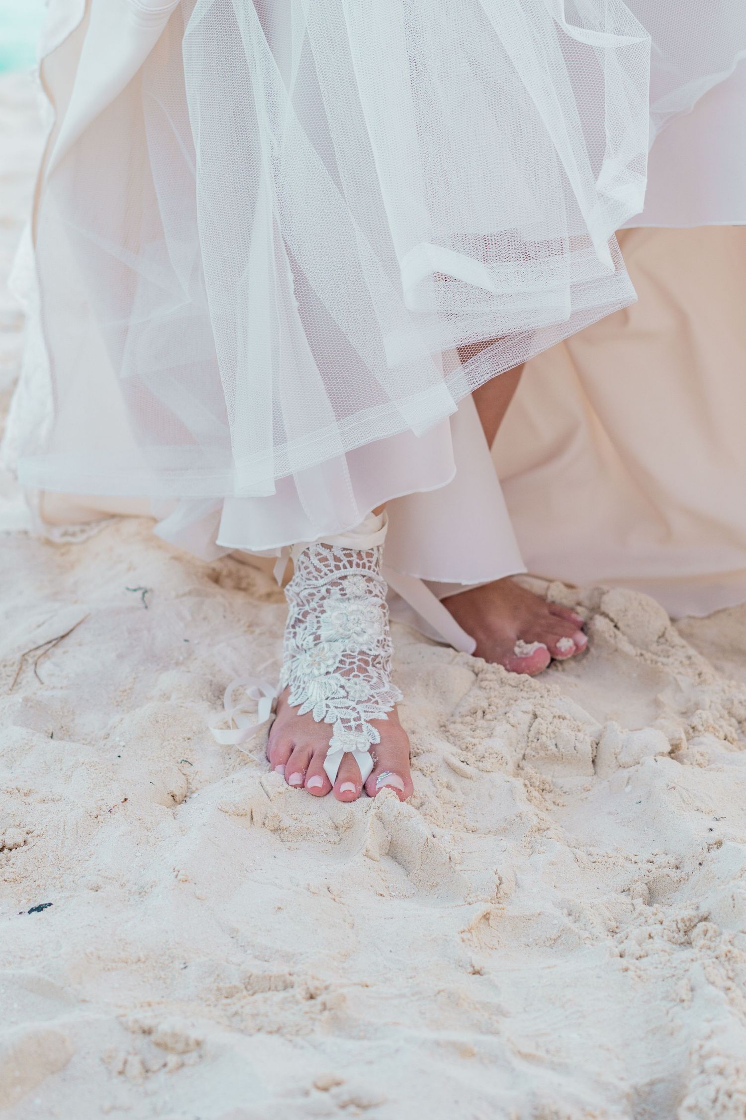 novia descalza boda en la playa