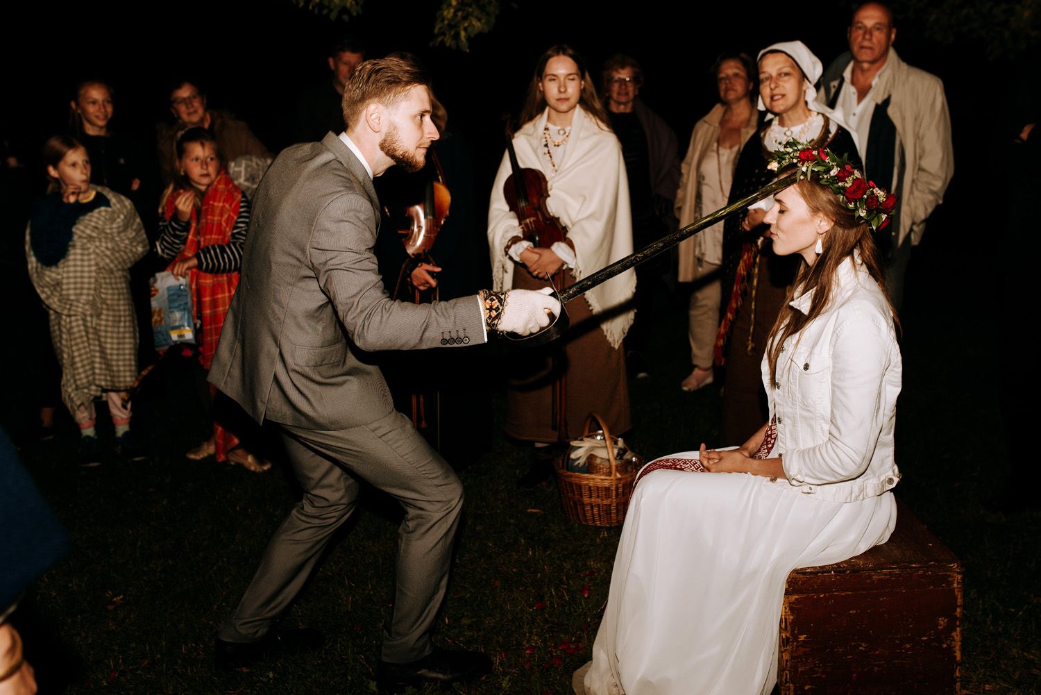 Mičošana vainaga noņemšana ar zobenu latviešu tradīcijas kāzās.