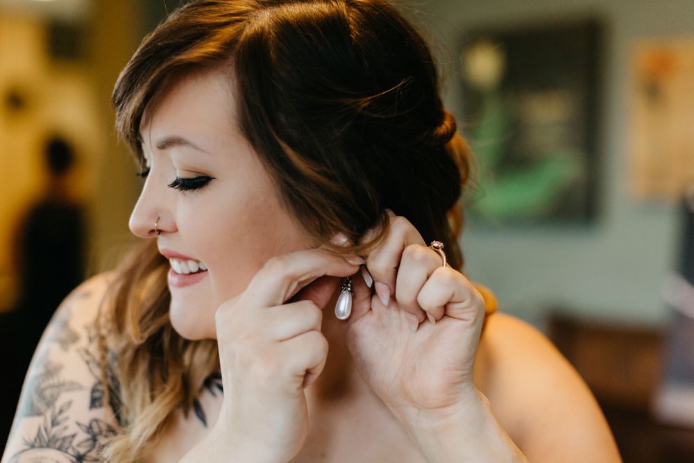 getting ready, portraits, mansion wedding, golden, colorado, photographer, best of colorado, tattoos, tattooed bride