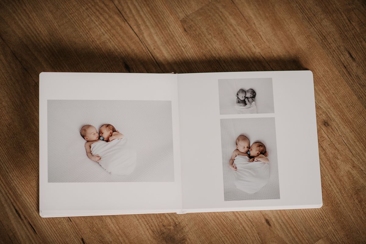 aufgeschlagenes Fotobuch mit Neugeborenen