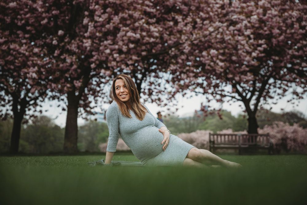 Edinburgh maternity photographer, pregnancy photoshoot at Meadows, Edinburgh Scotland