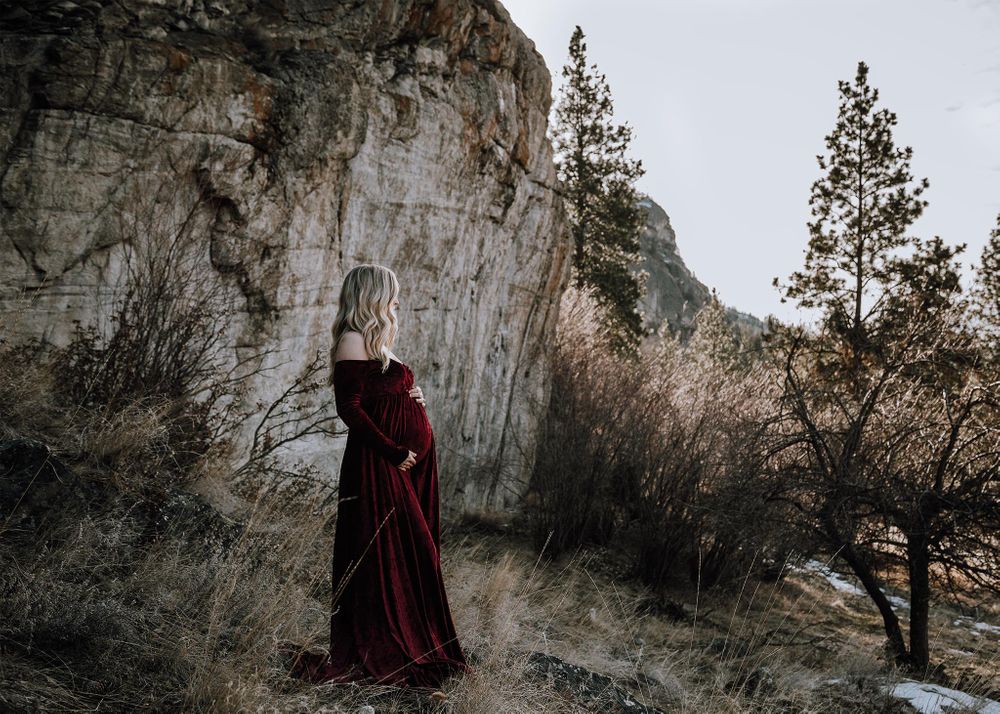 kelowna maternity session with velvet gown