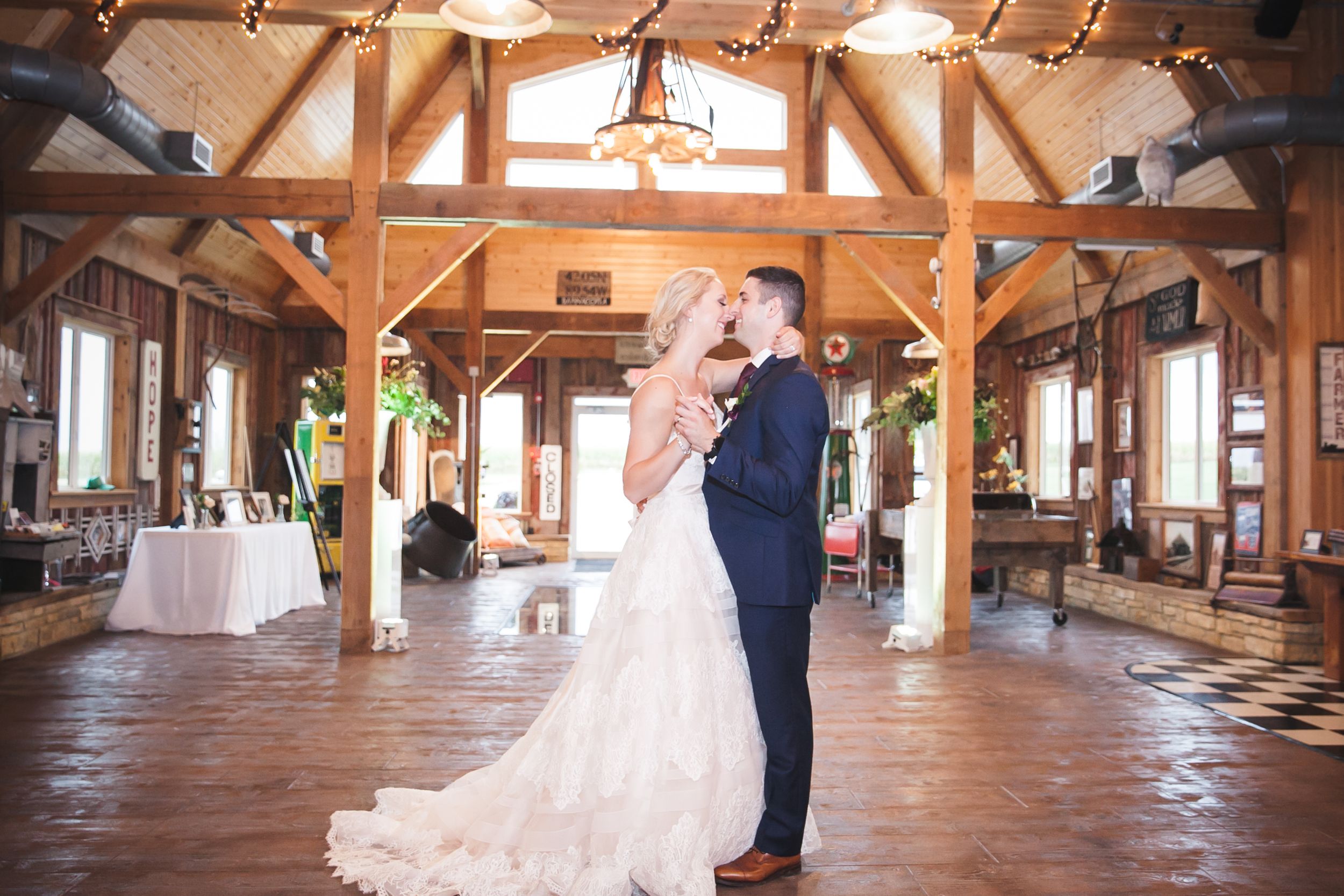 Dixon IL Wedding Photographer || Barnacopia Polo IL Wedding