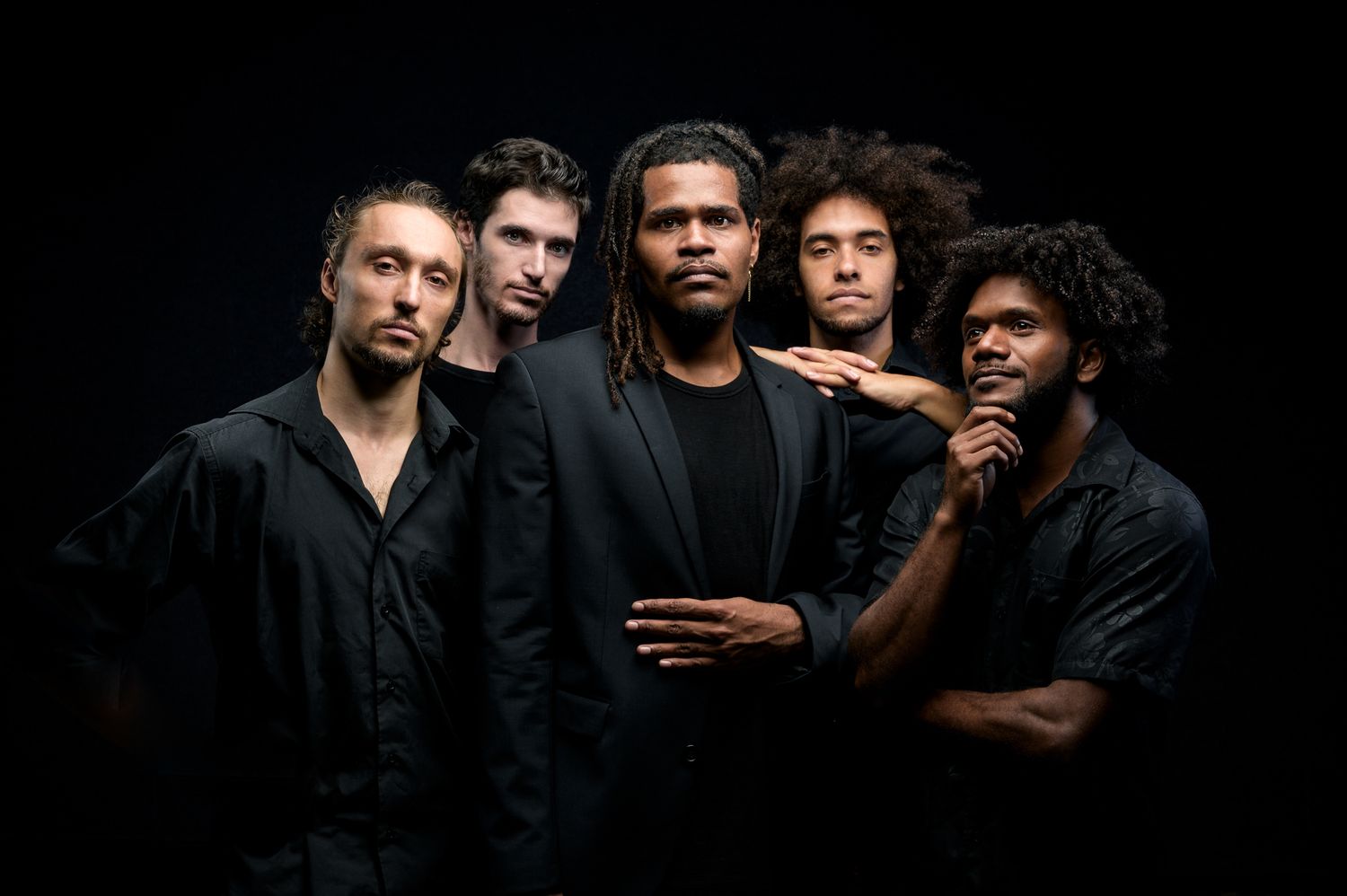 Groupe d'artistes, danseurs, créateurs de Nouméa lors d'une session de photographie en studio