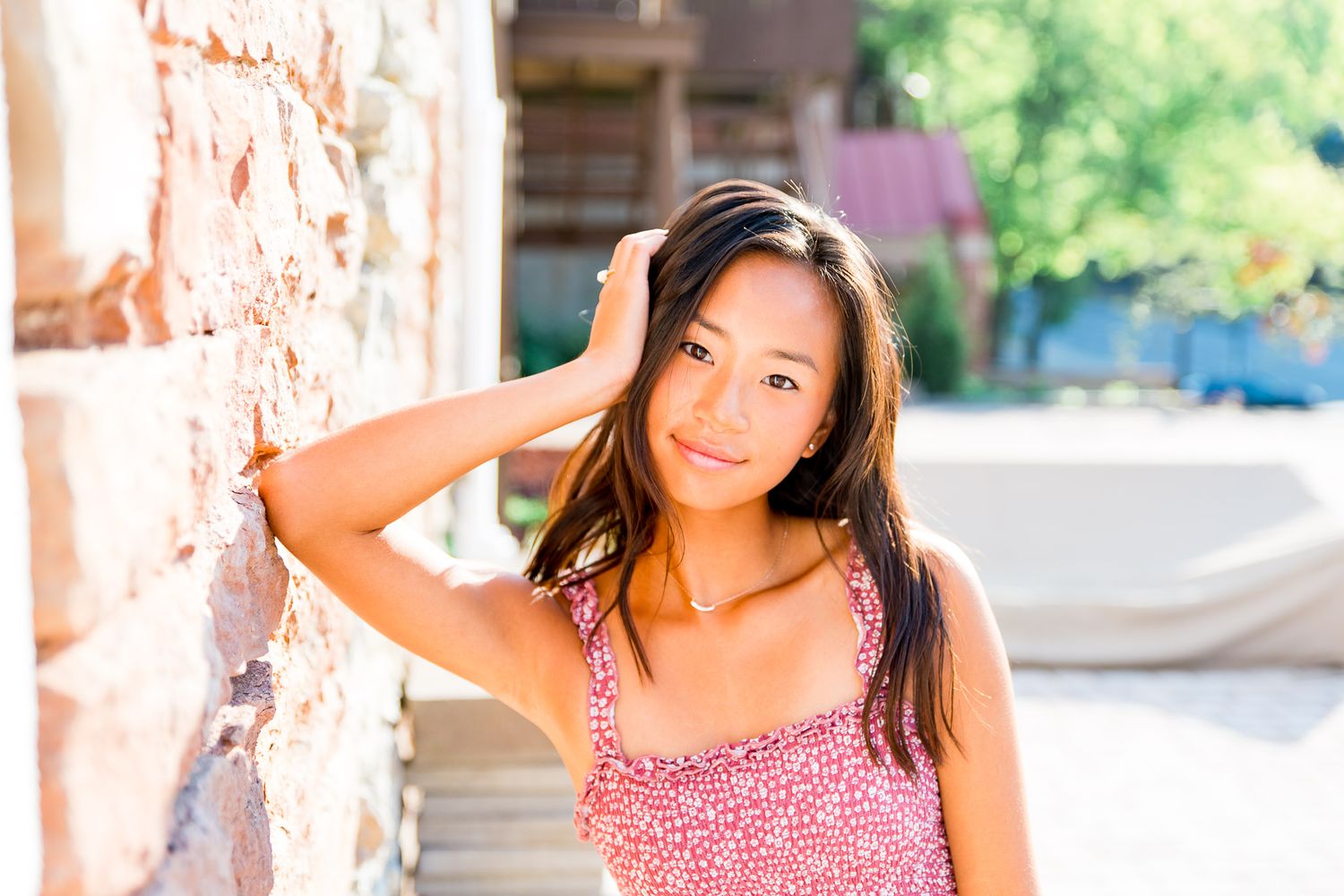 Chicago senior pictures with girl leaning elbow against a brick wall