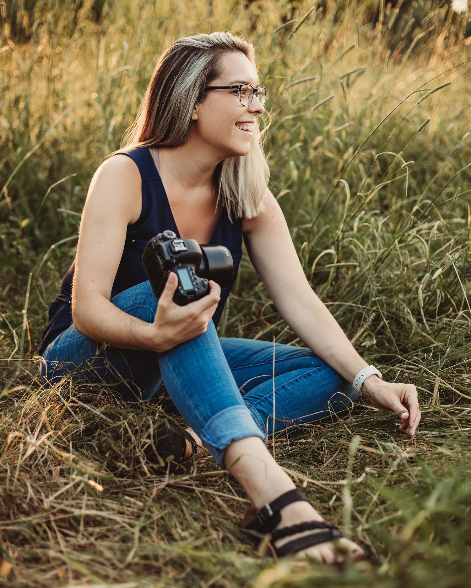 Gallagher Photography photographer, Chelsea, holding her camera