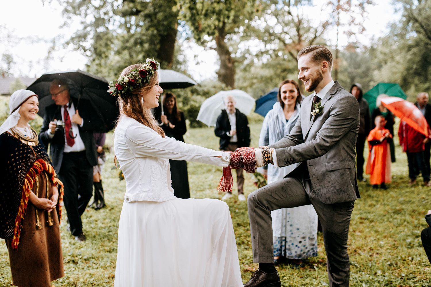 Skaistas kāzas ārā pie dabas latviešu tradīcijas kāzās vedības