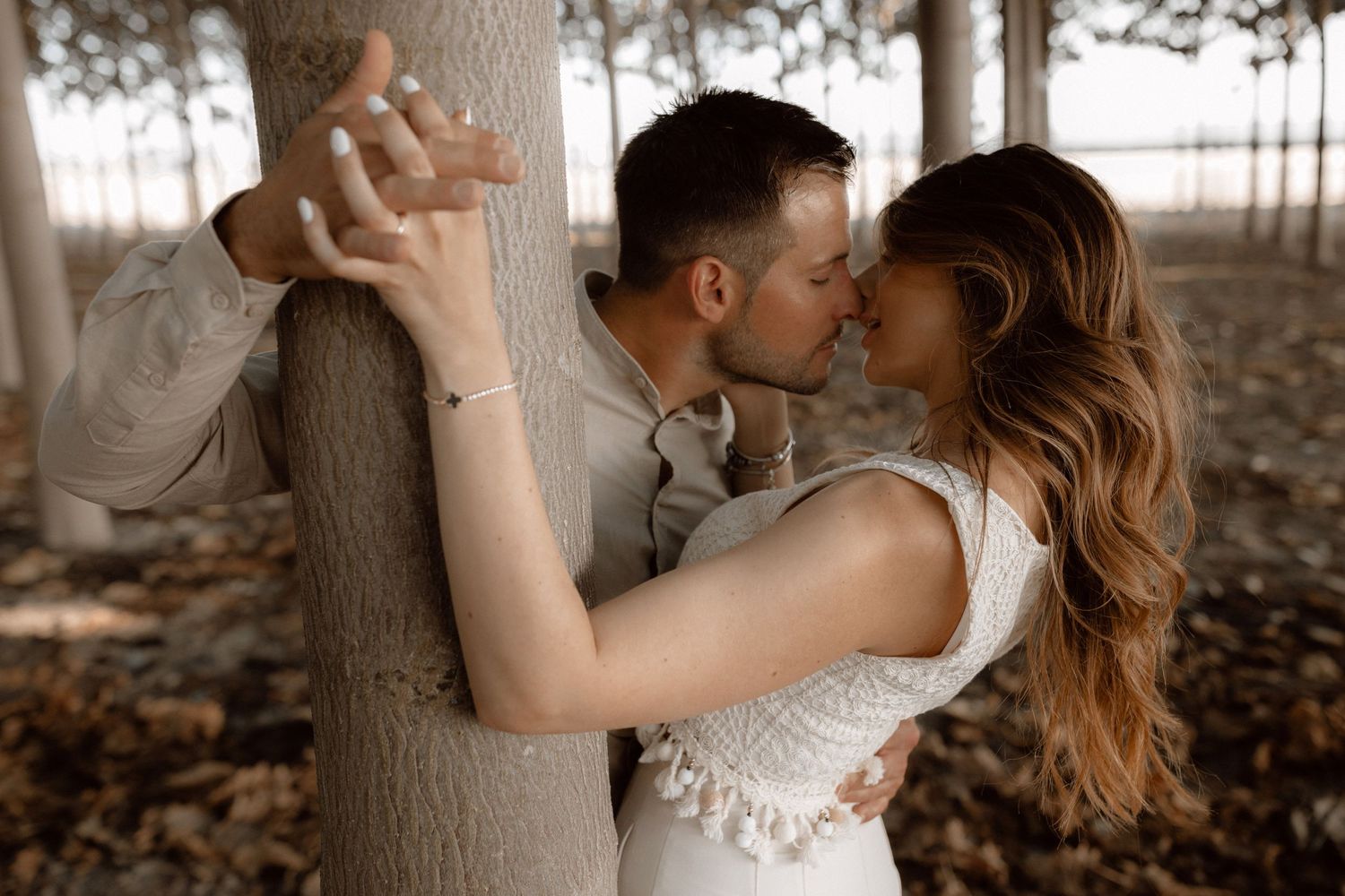 Puglia - couple - prematrimoniale - sessione di coppia - natura - bosco - piantagione di Paulonia - wedding photographer