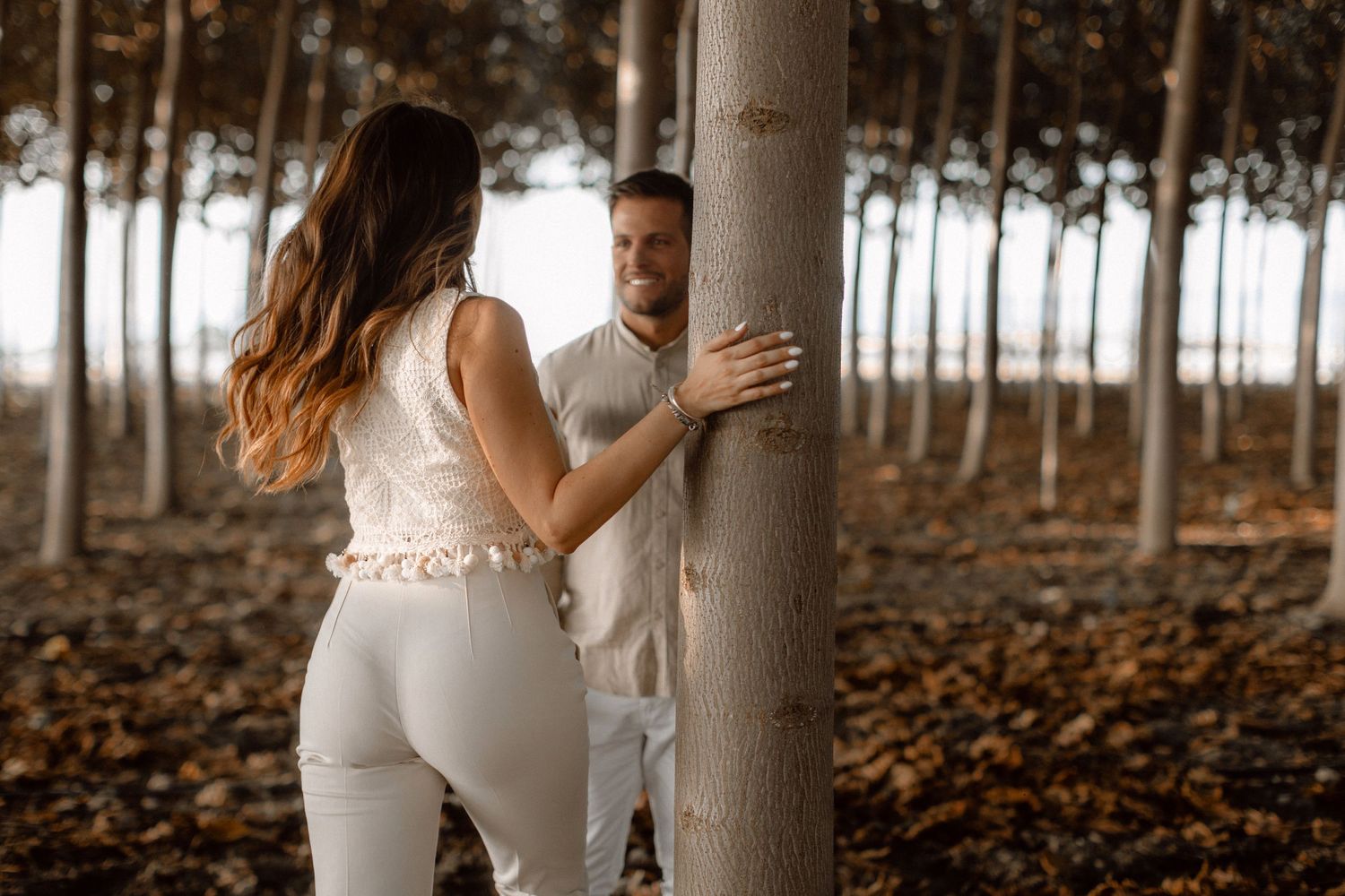Puglia - couple - prematrimoniale - sessione di coppia - natura - bosco - piantagione di Paulonia - wedding photographer