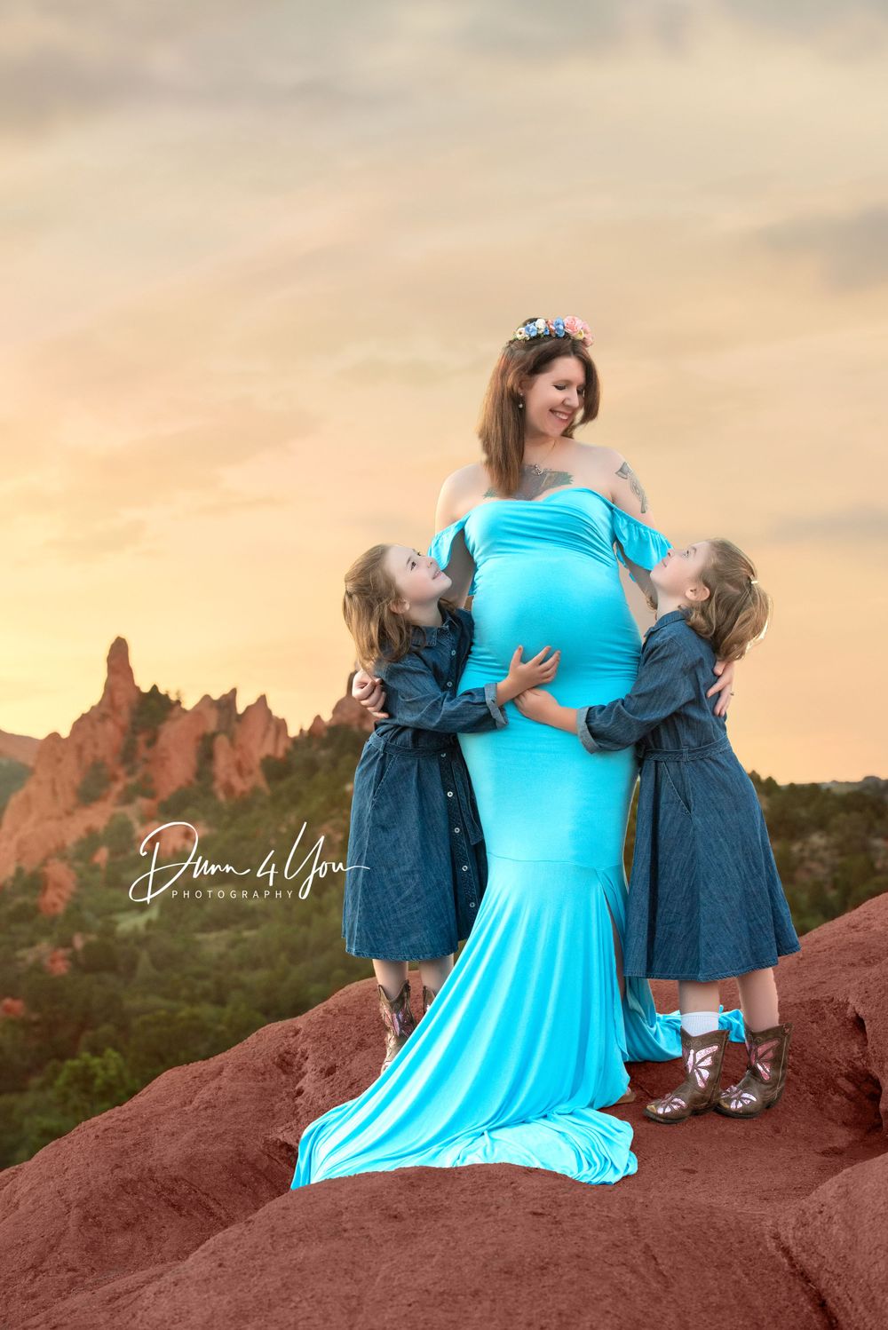 Maternity session.Mama posing with her 2 girls at Garden Of The Gods