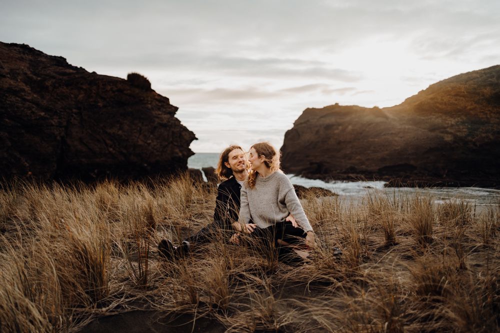Lovers in Piha Beach sunset for their sunset session with Apertured Media-Auckland Wedding and Elopement Photographer