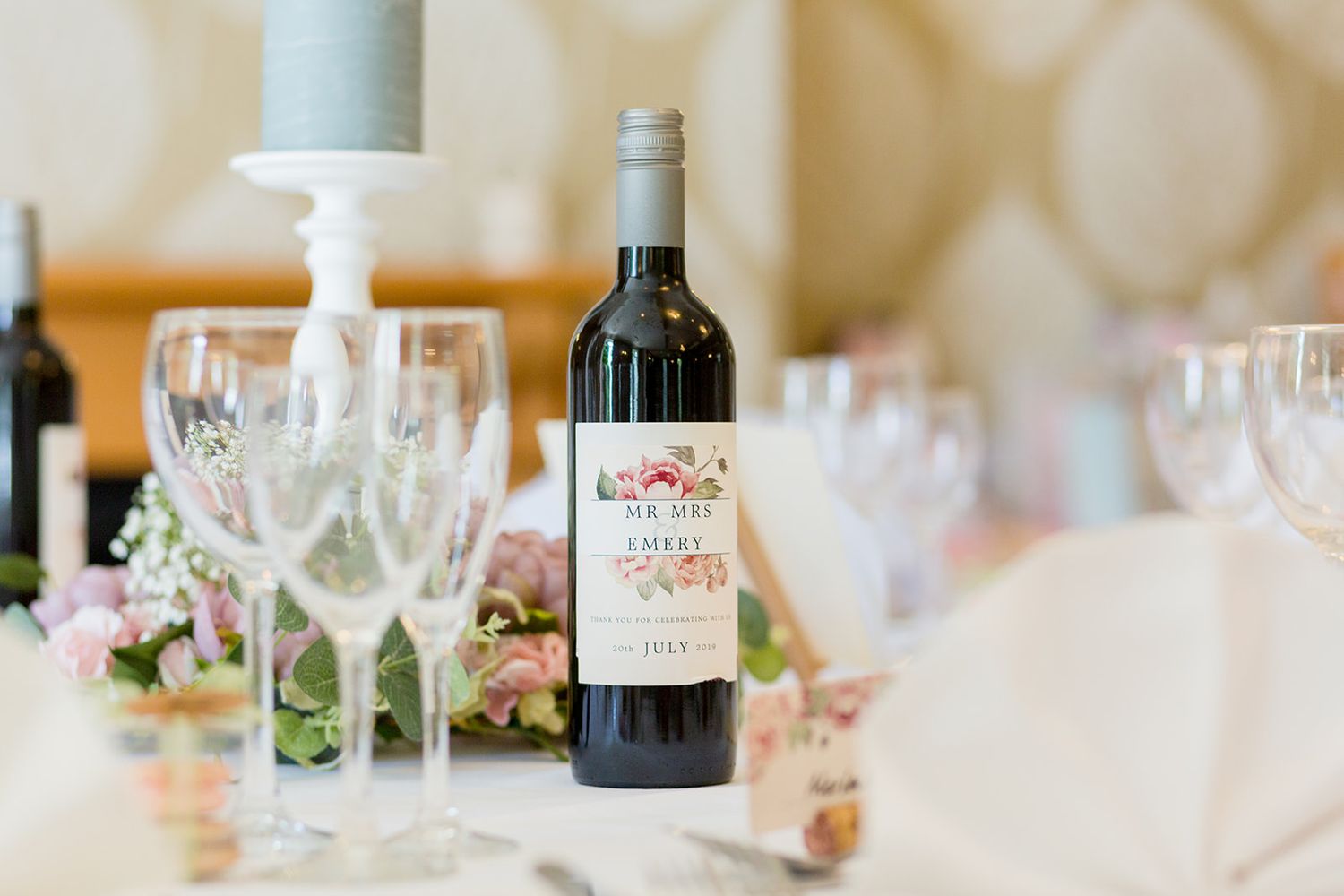 personalised wine wedding favours