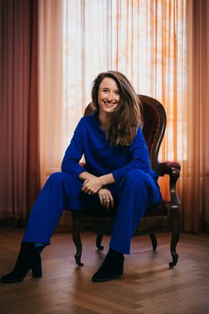 Portretfoto vrouw in blauw pak