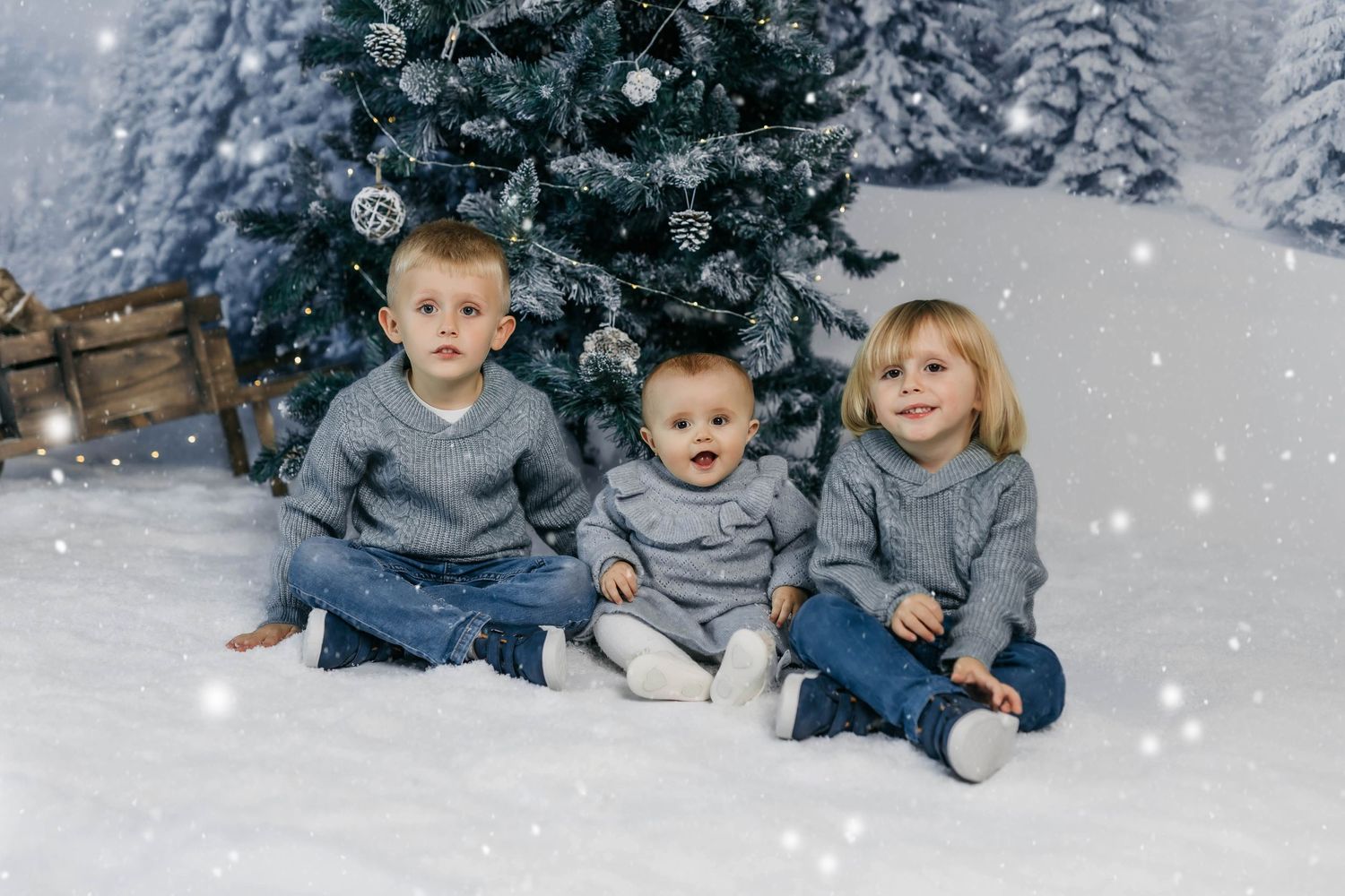 Fotografía de hermanos en sesión navideña de estudio