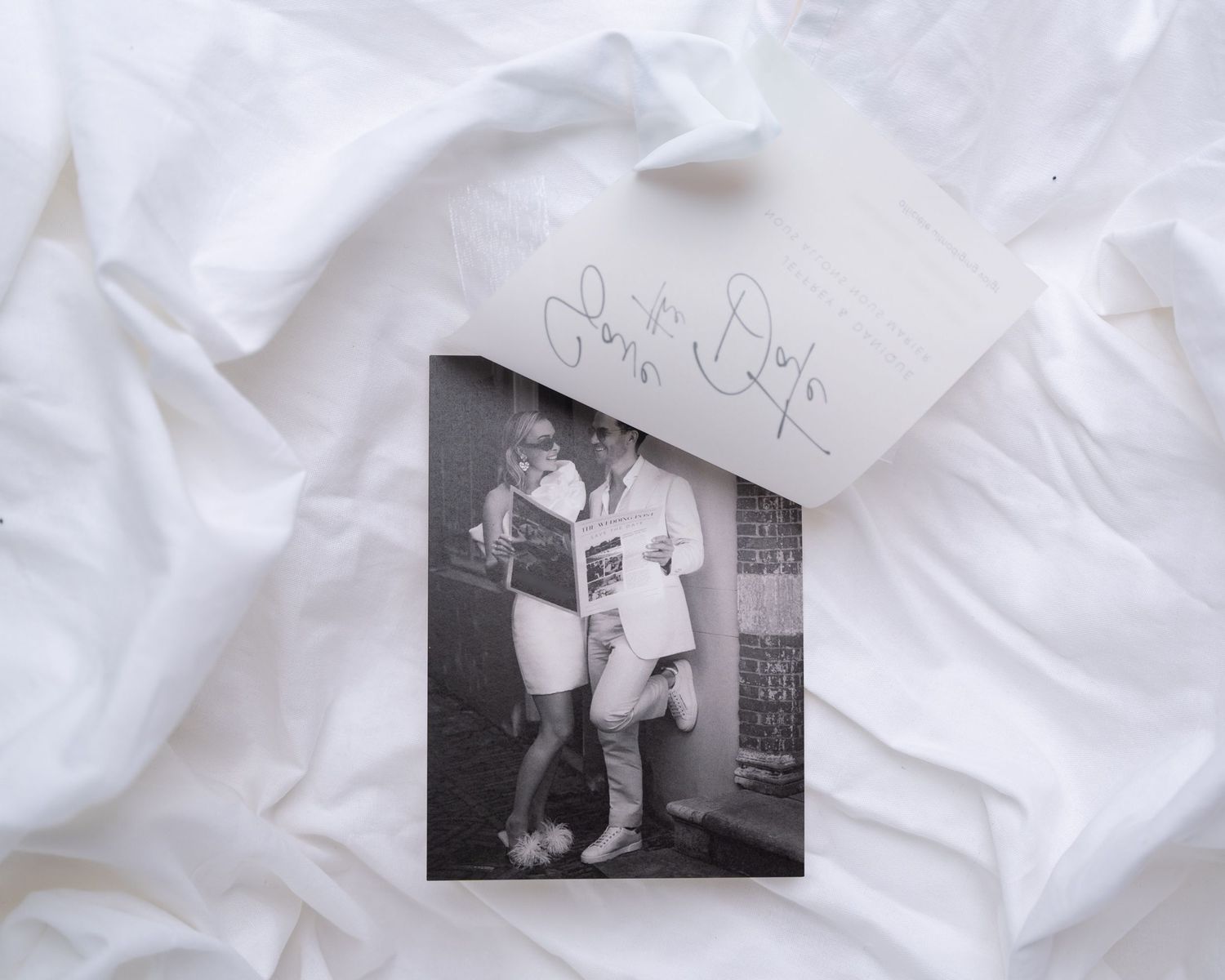 foto van save the date kaart met foto op achterste blad en voorvel waar alle tekst op staat. Grafisch ontwerp door Carmen Derks Maas & Waal