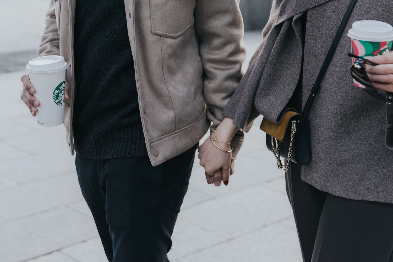 sesion de fotos en pareja en madrid en exteriores dandose la mano por madrid centro