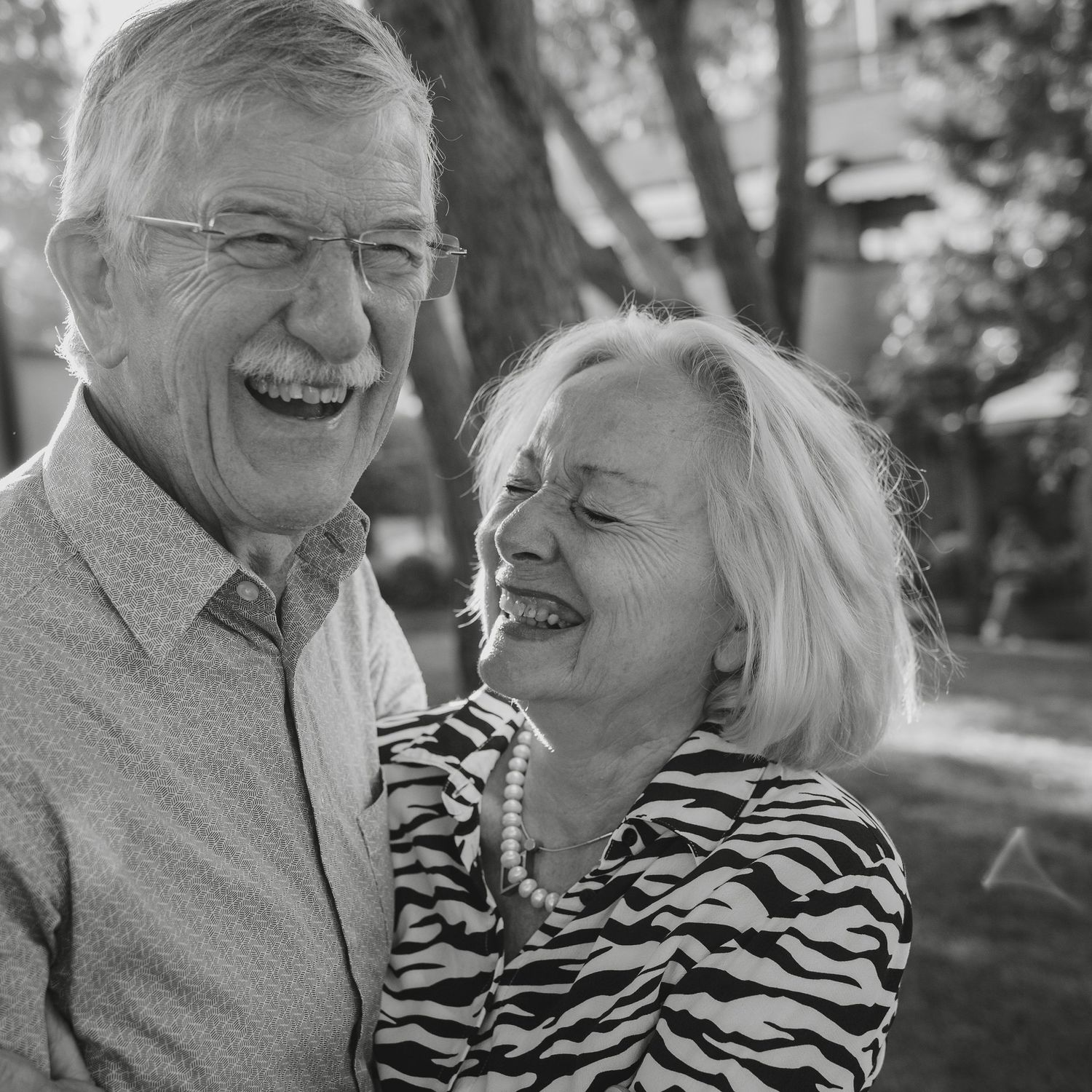 pareja de mayores abrazados y riendo juntos. fotografia con los abuelos
