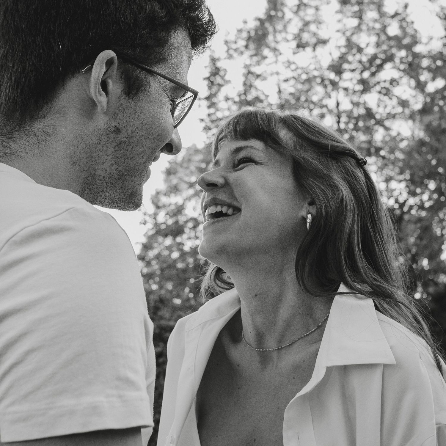 sesión de fotos de pareja en madrid en blanco y negro