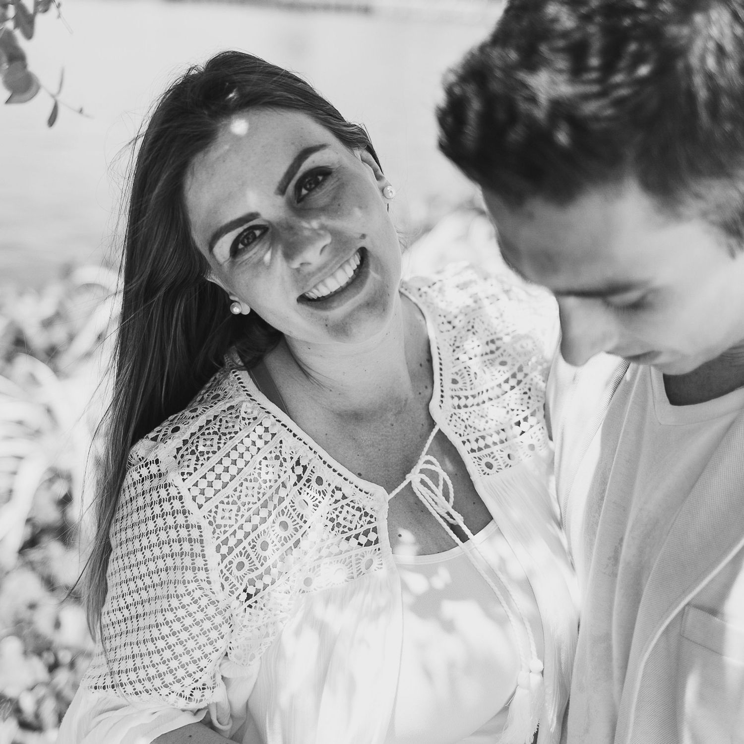 fotos de pareja en madrid en blanco y negro sonriendo