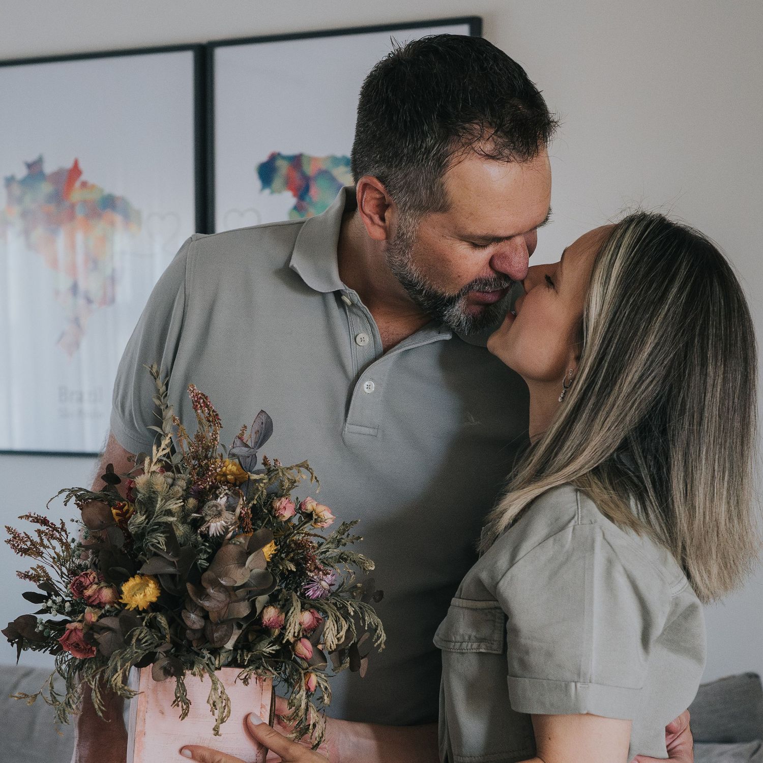 una pareja dandose besos en una sesión fotográfica