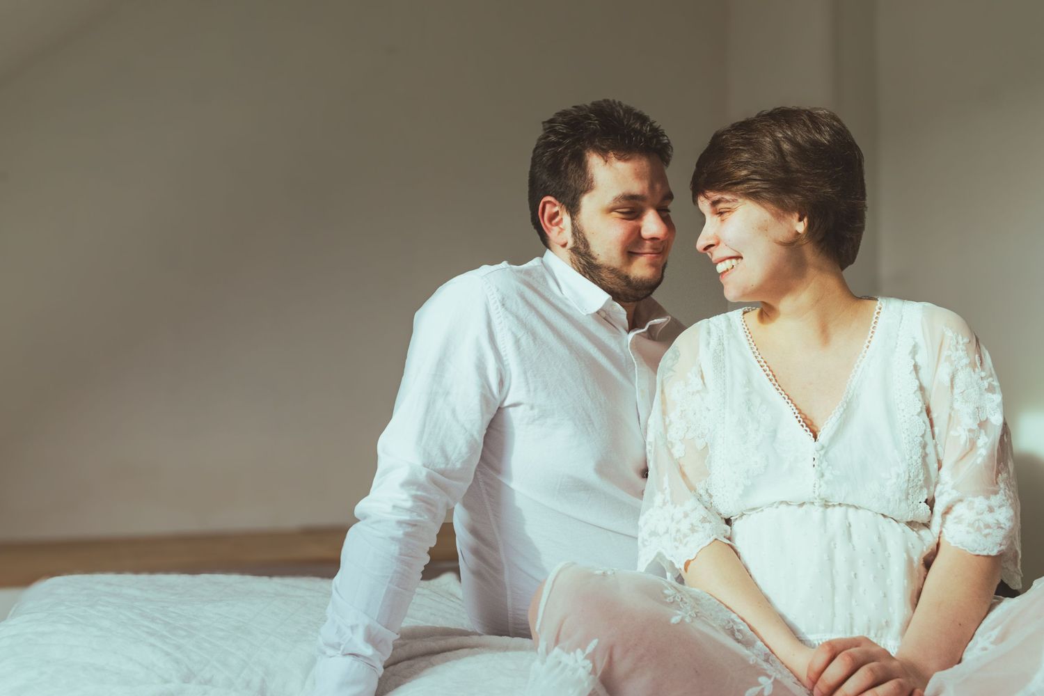Photographie d'un couple qui rigole