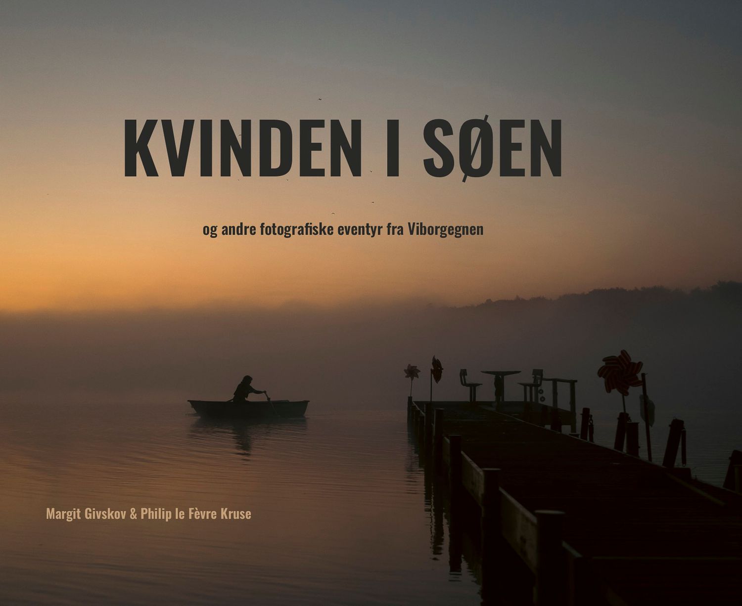 forsidebillede af den fotografiske bog Kvinden i Søen. Viser en kvinde der ro på Tjele Langsø en tidlig morgen i dis.