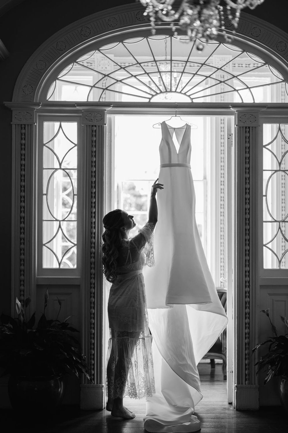 Thomas Bennett House wedding photos from a top Charleston wedding photographer. See more timeless and candid wedding photos Thomas Bennett