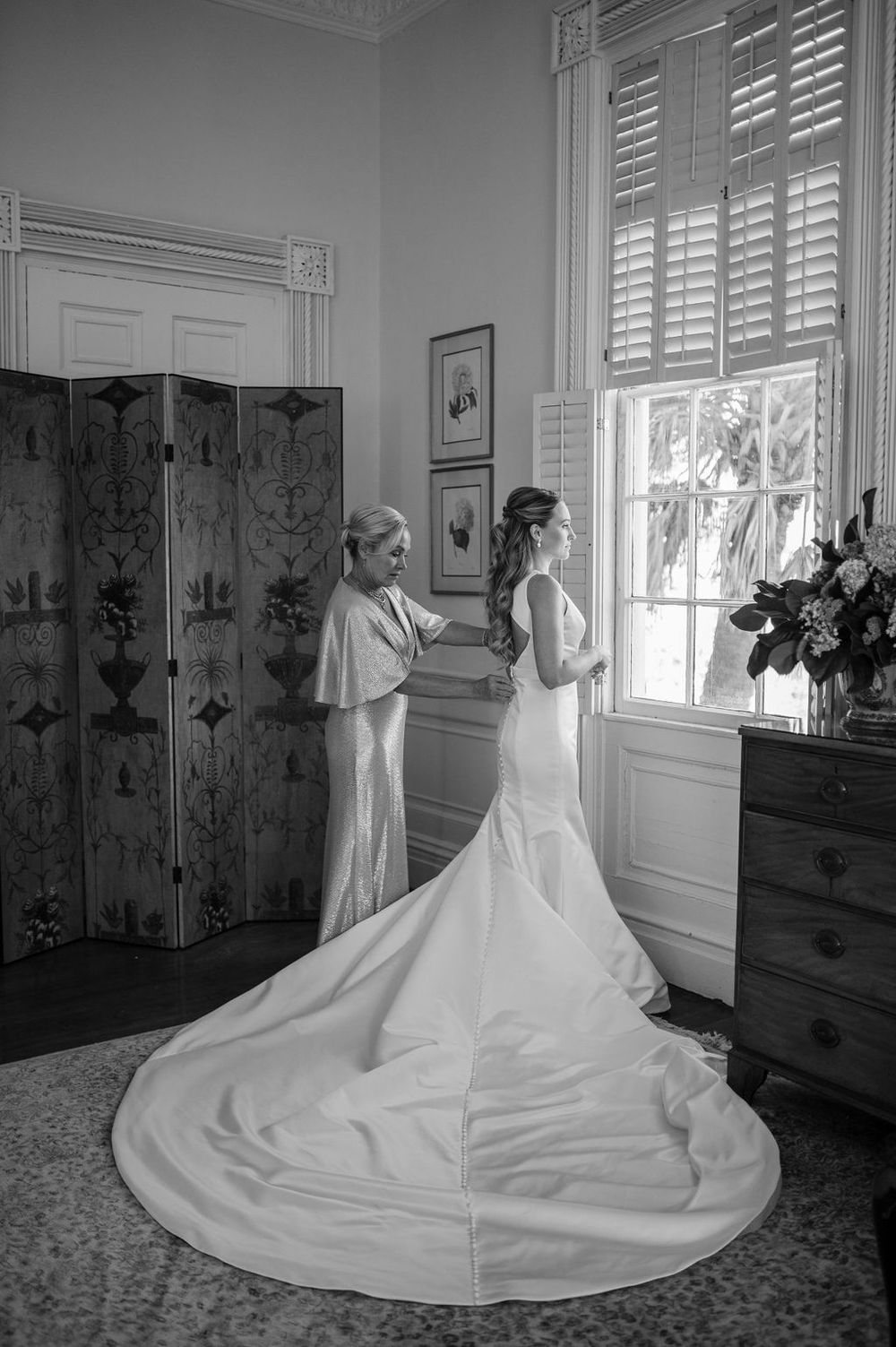 Thomas Bennett House wedding photos from a top Charleston wedding photographer. See more timeless and candid wedding photos Thomas Bennett
