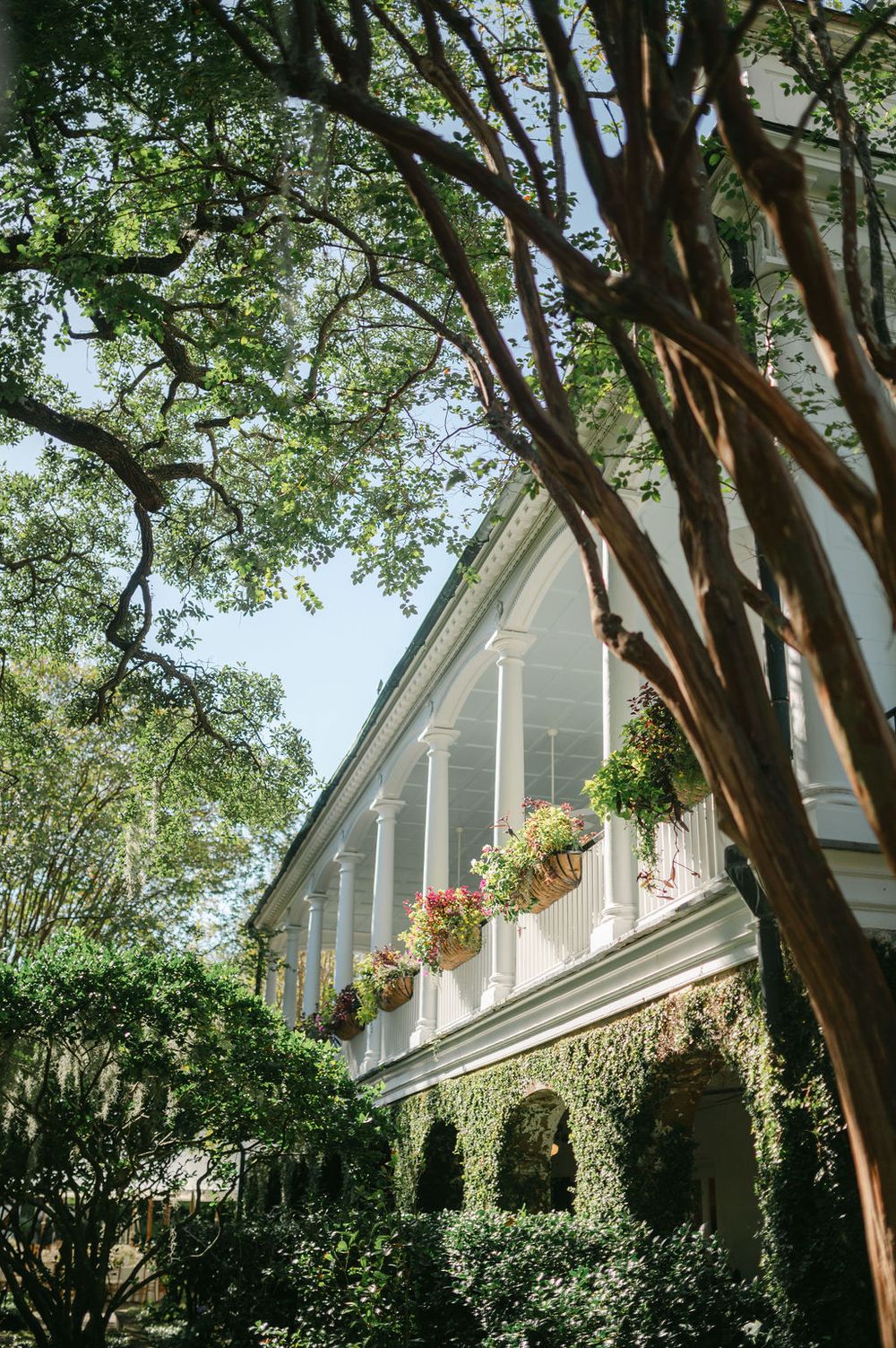Thomas Bennett House wedding photos from a top Charleston wedding photographer. See more timeless and candid wedding photos Thomas Bennett
