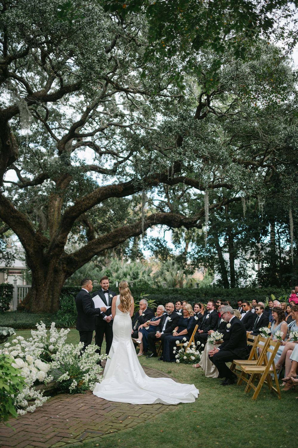 Thomas Bennett House wedding photos from a top Charleston wedding photographer. See more timeless and candid wedding photos Thomas Bennett