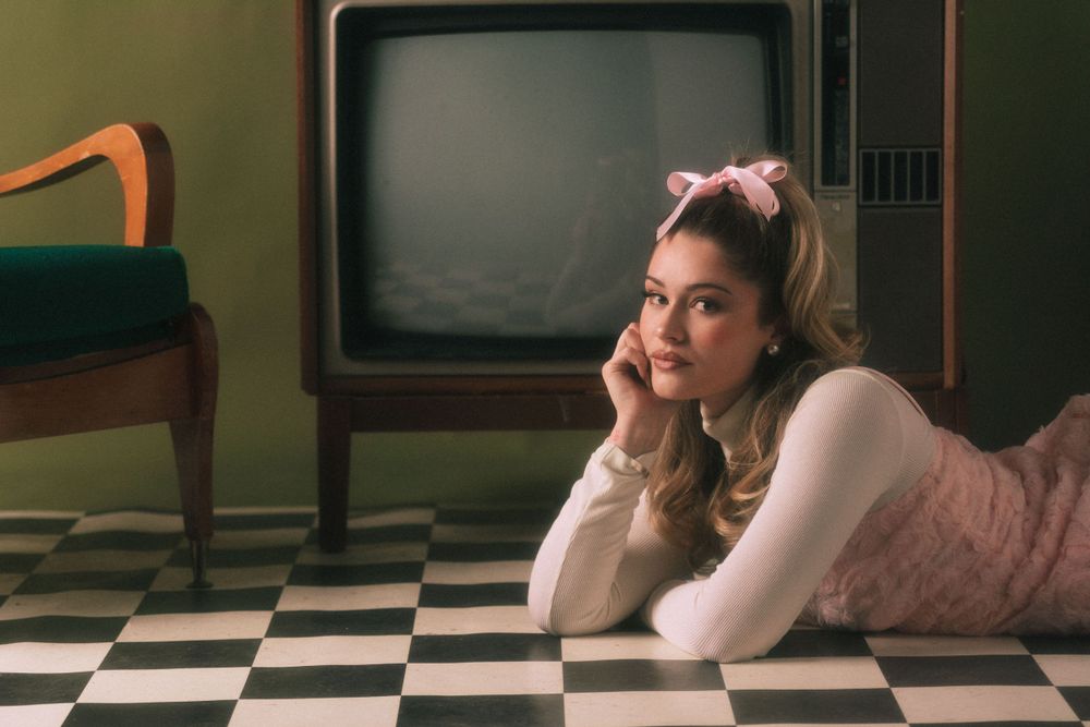 Retro scene with vintage TV and checkered floor in pink tones.