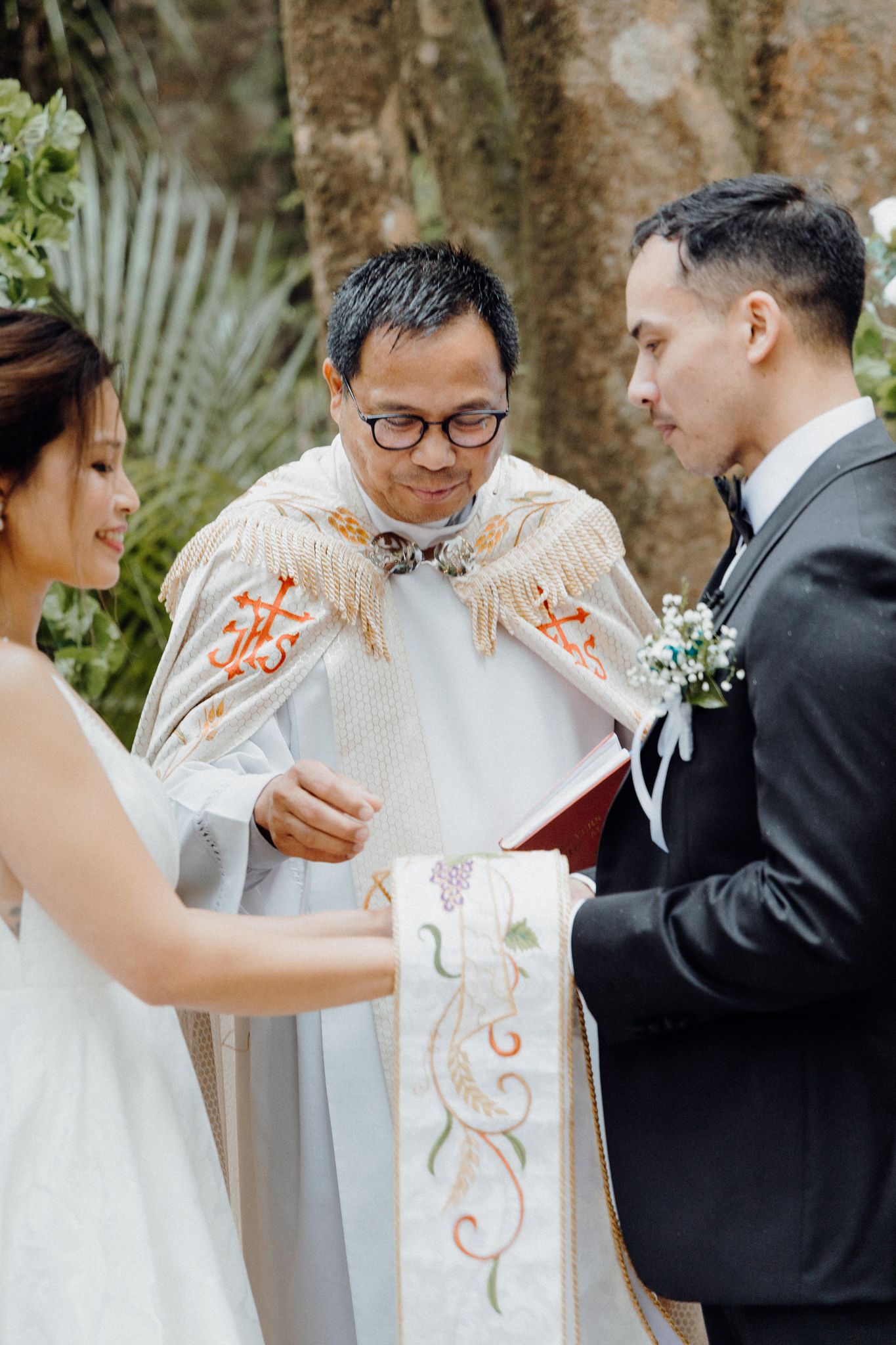 Couple at a catholic outdoor wedding ceremony captured by Apertured Media Auckland Wedding Photographer.