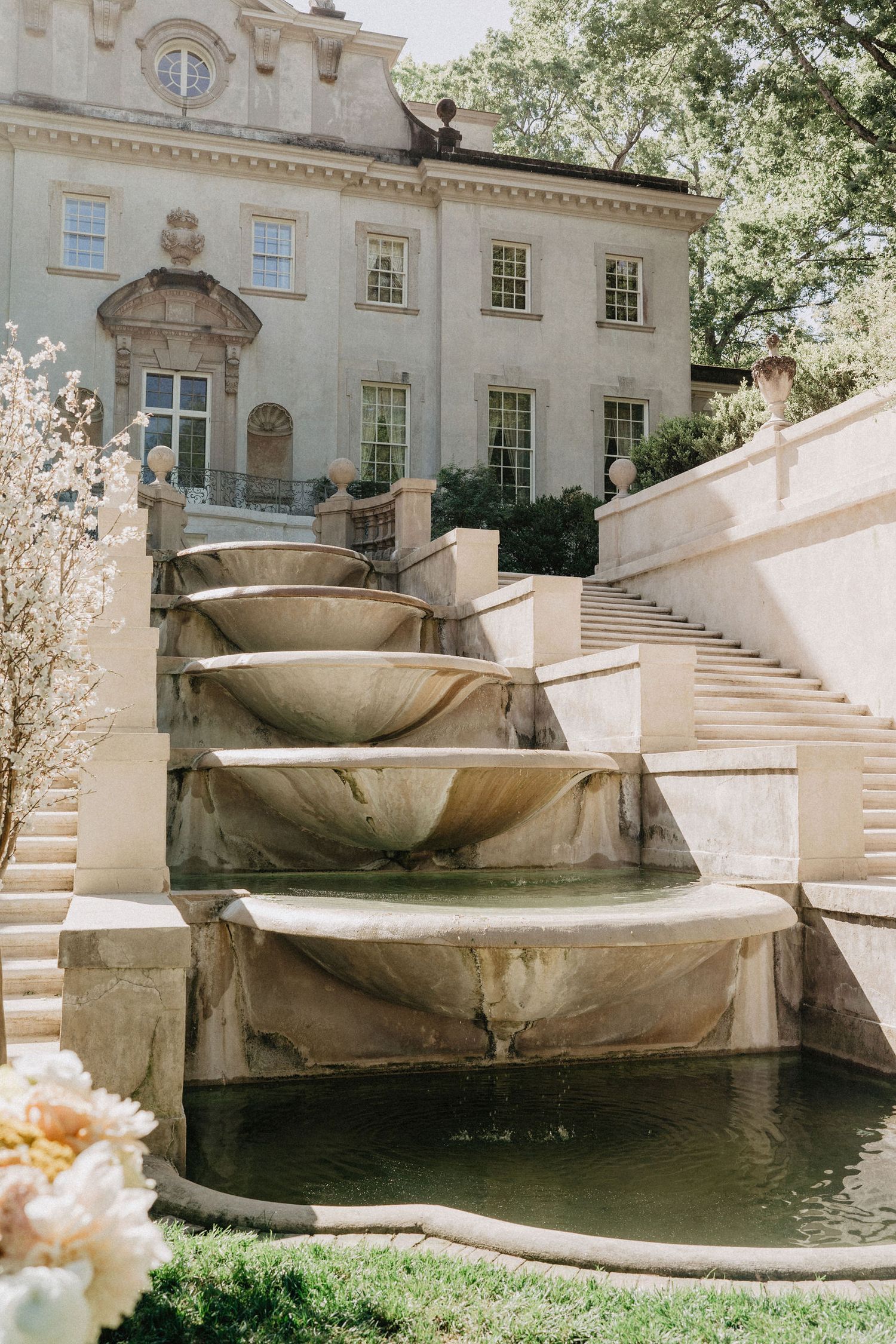 A grand staircase between a fountain at the Swan House, featuring elegant architectural details.