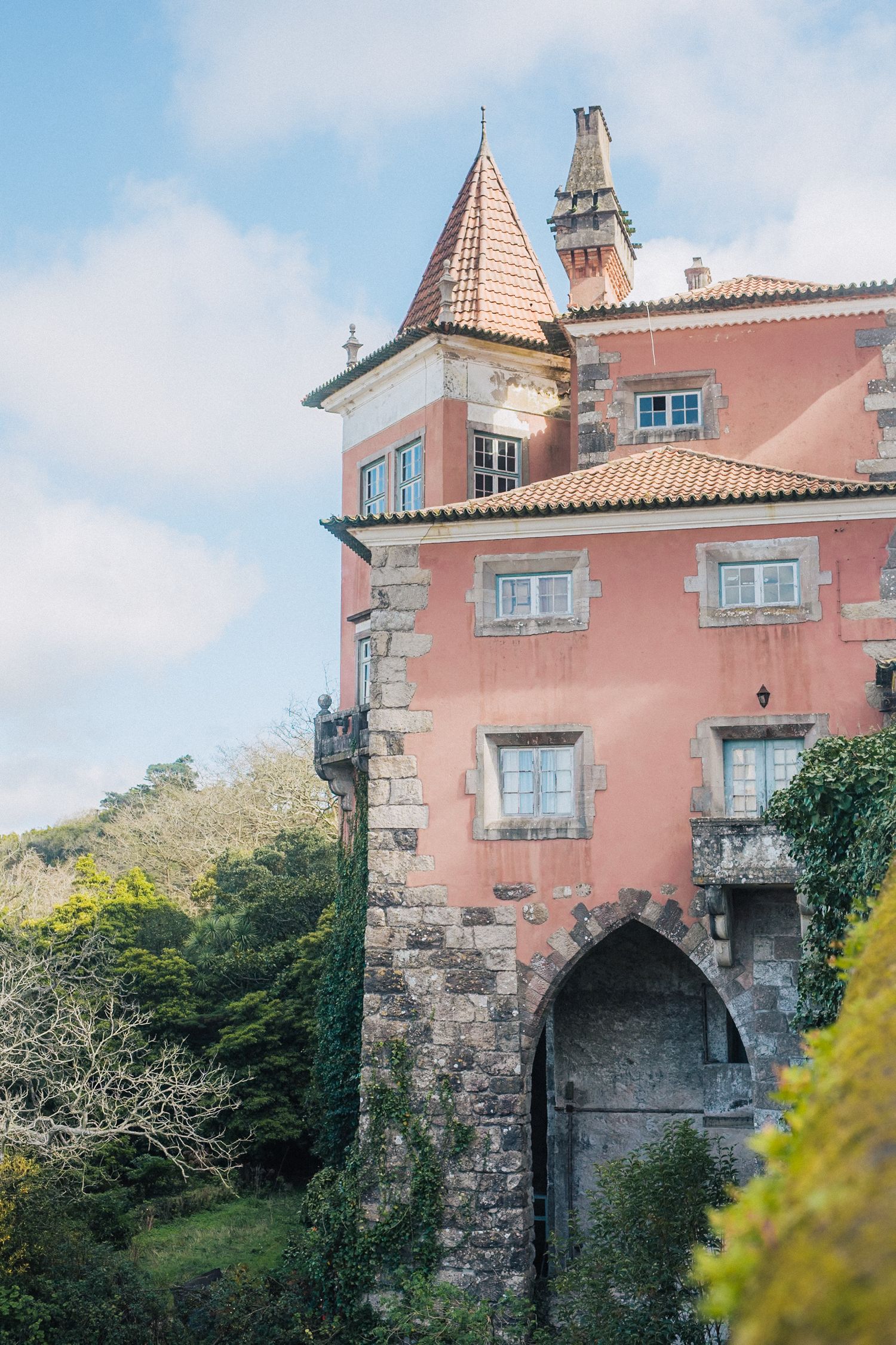 Editorial styled photo-shoot at Casa dos Penedos, a wedding venue from Penha Longa Catering. captured by a Portugal wedding photographer.