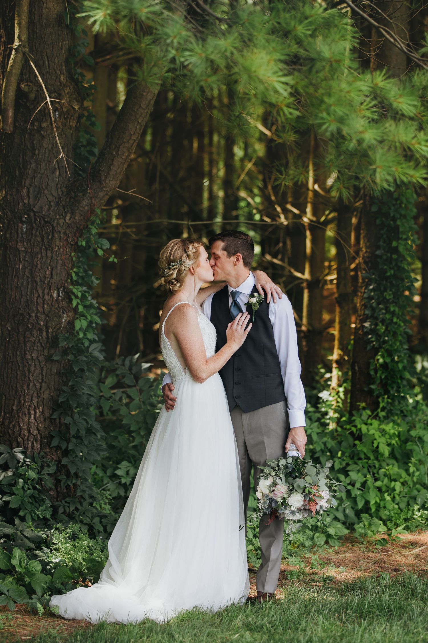 Charming rustic backyard wedding in Mount Brydges Ontario by London photographer Shawn Van Daele