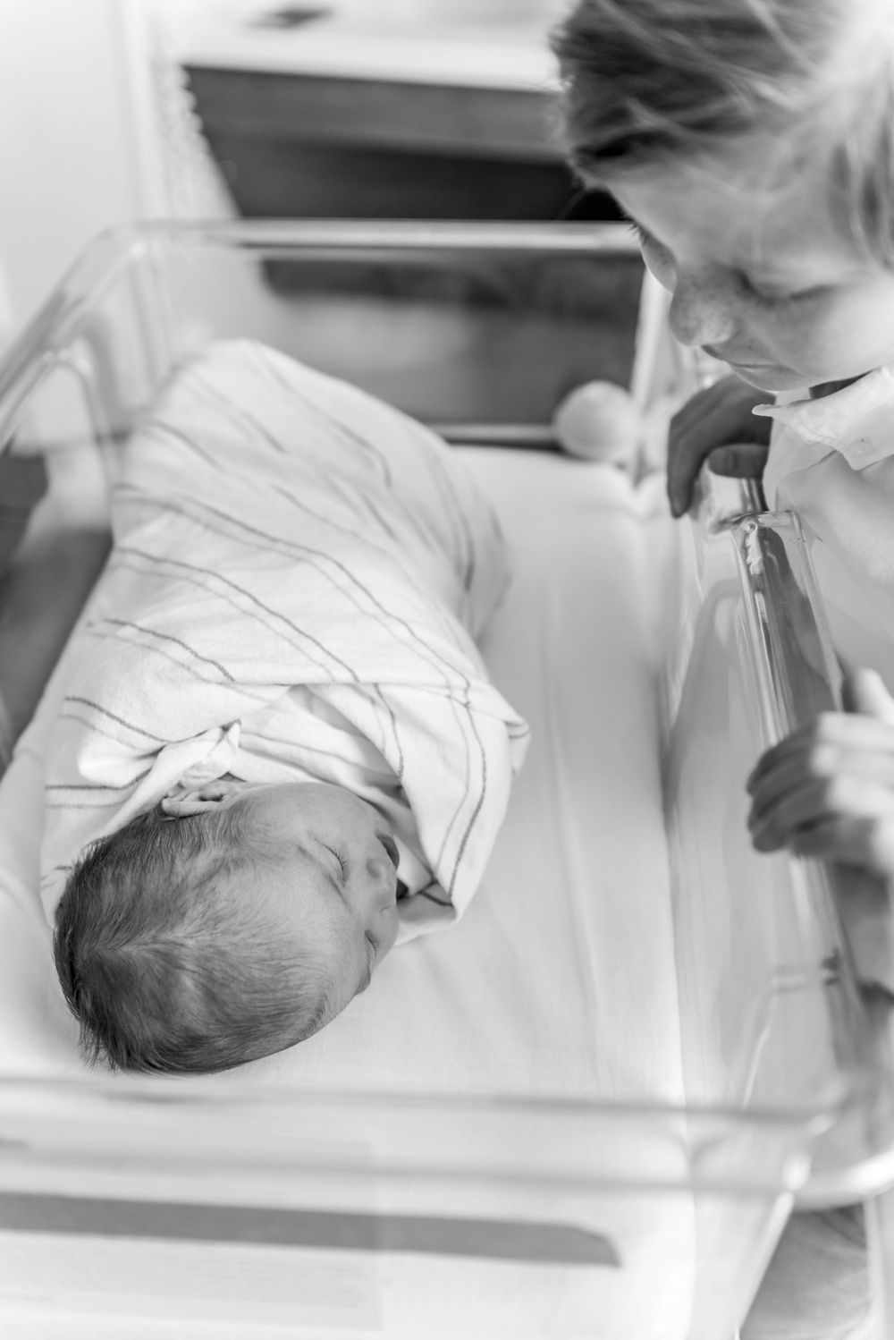 Heidi Harting Photography Fresh 48 session captures big brother gazing at baby sister in the hospital bassinet
