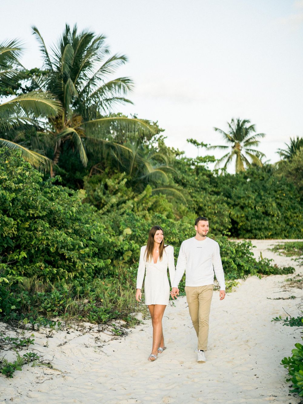 couple qui marche main dans la main sur une plage de Guadeloupe