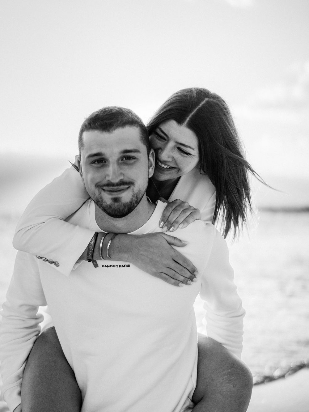 Jeune couple qui s'amuse sur une plage de Guadeloupe