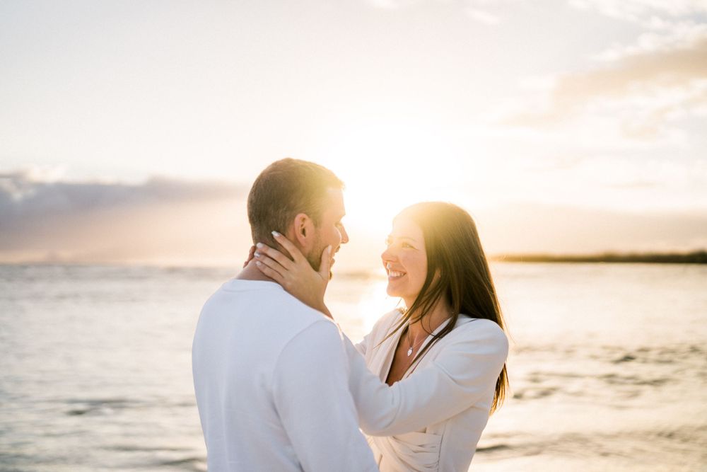 Couple qui se regarde au coucher du soleil