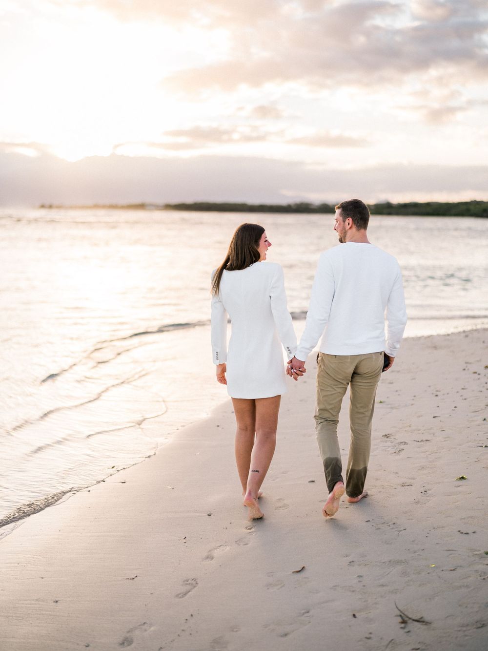 Couple qui marche sur une plage