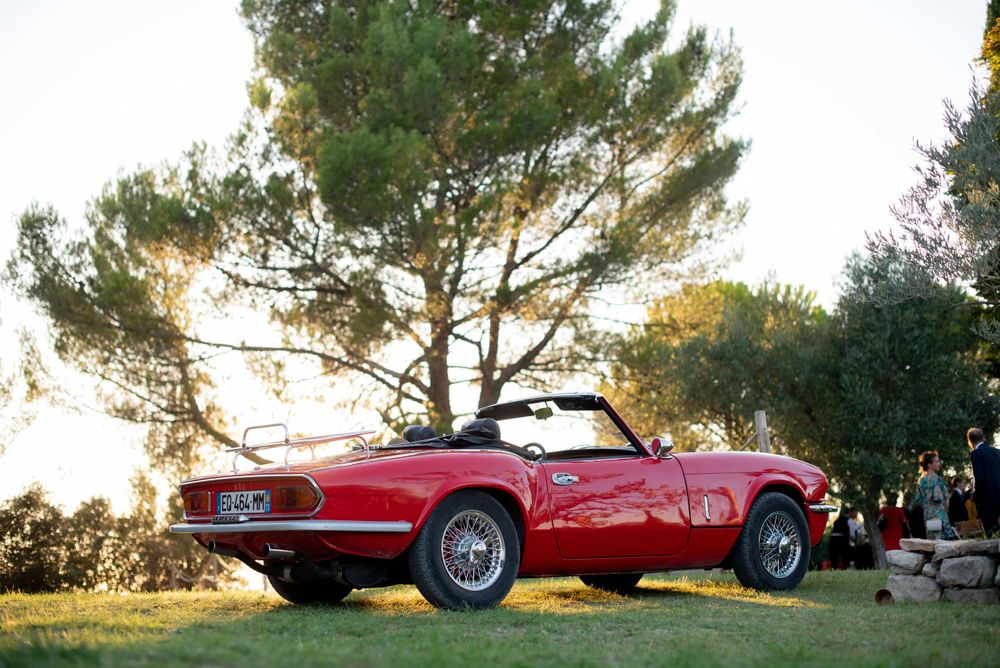 voiture rouge au coucher du soleil