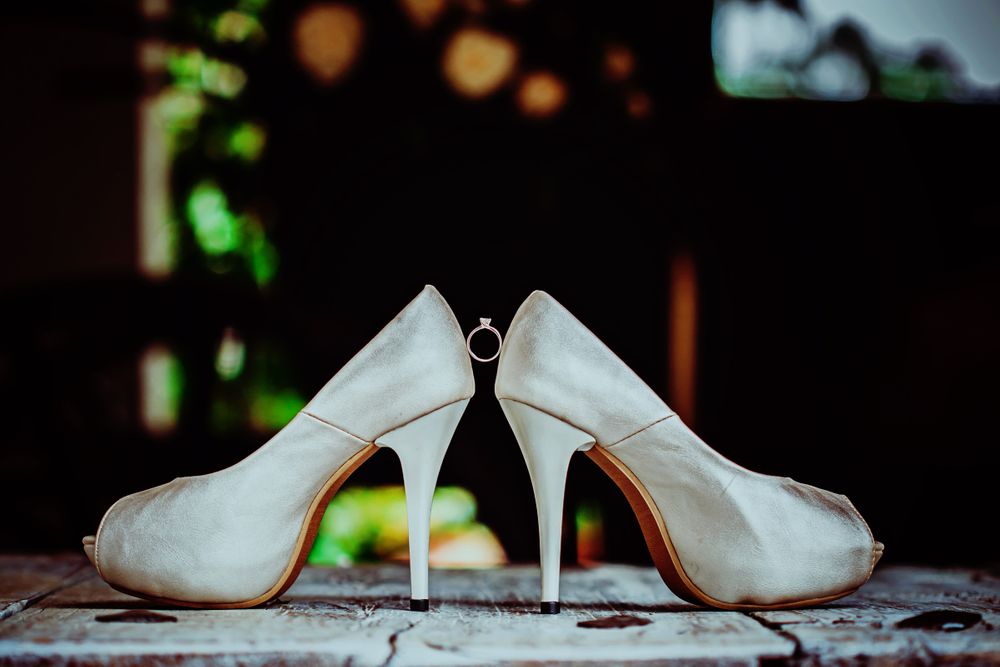 Zapatos novia con anillo de compromiso