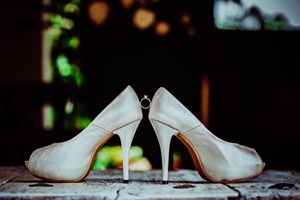 Zapatos novia con anillo de compromiso